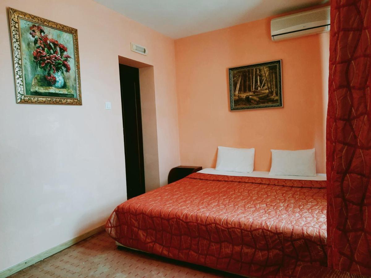 Family Art Hotel Gallery بليفين المظهر الخارجي الصورة