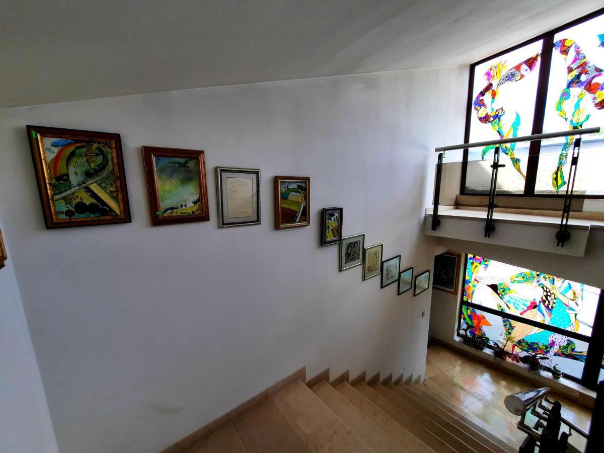 Family Art Hotel Gallery بليفين المظهر الخارجي الصورة