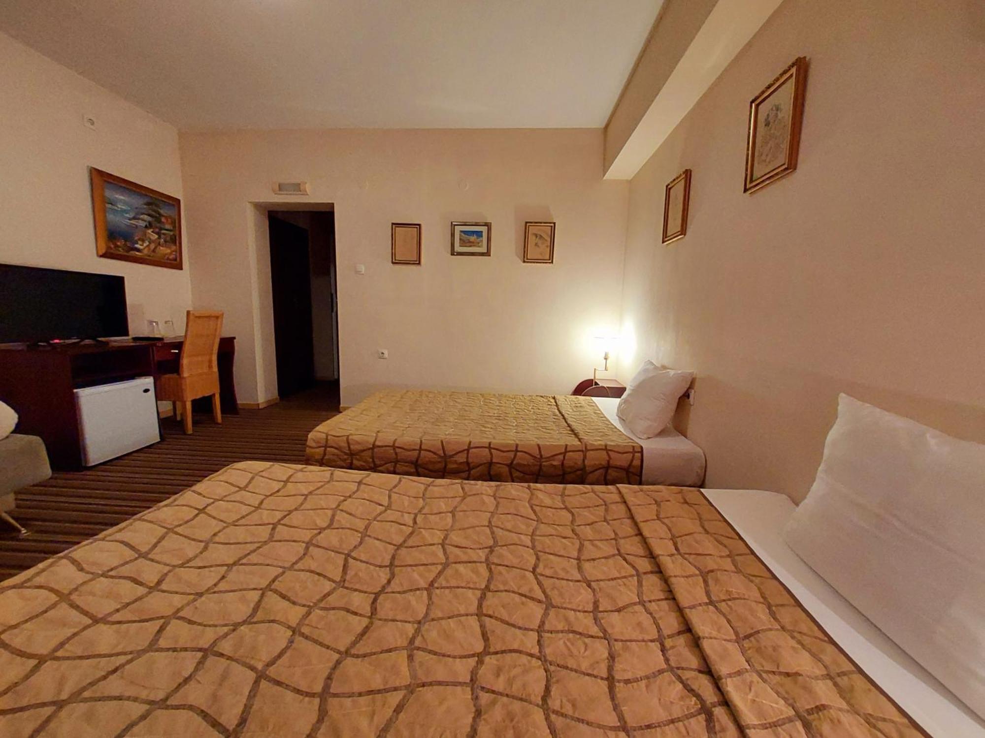 Family Art Hotel Gallery بليفين المظهر الخارجي الصورة
