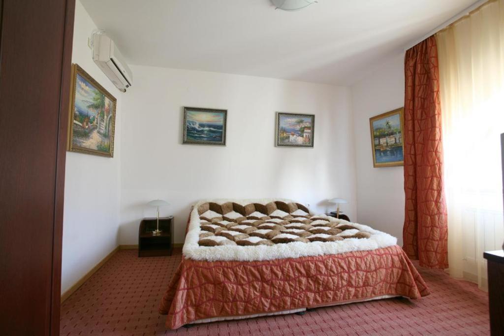 Family Art Hotel Gallery بليفين المظهر الخارجي الصورة