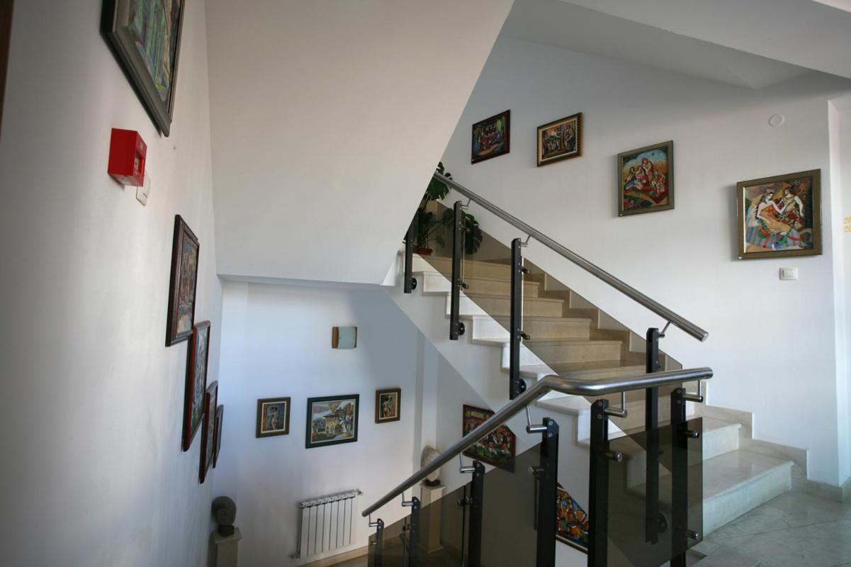 Family Art Hotel Gallery بليفين المظهر الخارجي الصورة